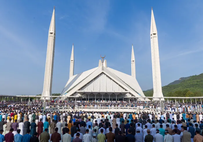 بدعوةٍ من دولة رئيس الوزراء الباكستاني  د.العيسى خطيباً للعيد بجامع الملك فيصل في إسلام آباد