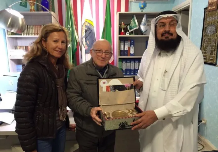 Le physicien Sartico et son épouse offrant à LIM à Rome son livre "Le naturel et le surnaturel" qui confirme l'existence du Créateur