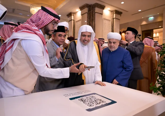 Inilah momen-momen pertama peluncuran aplikasi “Minhaj”, disertai dengan proses pengunduhannya di ponsel oleh sejumlah tokoh terkemuka—para ulama besar dunia Islam