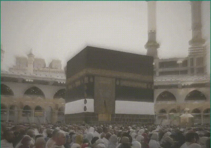 من مشارِق الأرض ومغارِبها، يجتمعُ المسلمون في أعظم مشهدٍ للوحدة الإيمانية: ربٌّ واحدٌ .. وقِبلةٌ واحدةٌ .. ودعاءٌ واحدٌ.