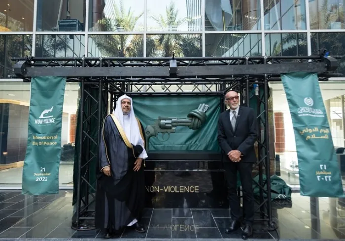 Dengan partisipasi SekrJen, Presiden Asosiasi Ulama Muslim, Dr. MohamadAlIssa & Ketua Majelis Umum PBB: LigaMuslimDunia, PBB dan delegasi dari Kerajaan Swedia merayakan pembukaan "pistol yang diikat" di kantor cabang LMD di Riyadh.