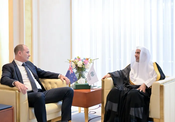 جناب آقای دکتر شیخ محمد العیسی ، دبیرکل سازمان همبستگی جهان اسلام ورئیس انجمن علمای مسلمان، در دفتر خود در ریاض، از جناب آقای چارلز کینگستون، سفیر نیوزیلند در مملكت عربستان سعودی، استقبال کرد