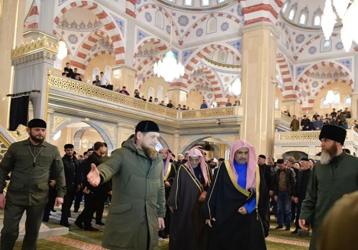 Le Président Tchétchène demande au cheikh D. Mohammad Alissa d’effectuer le sermon du Vendredi dans la grande mosquée de Grozny en présence des savants et des Muftis du monde musulman.