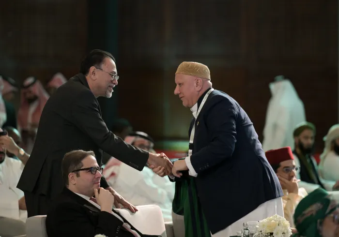 Dalam rangka memberikan pelayanan bagi umat Islam dalam seluruh urusan keagamaannya, melalui sebuah inovasi digital yang berlandaskan payung syar‘i internasional yang menyatukan, serta telah mendapatkan pengesahan fikih dari Akademi Fikih Islam: Platform 