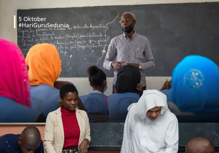 Liga Muslim Dunia mendukung para guru dalam menjalankan misi mereka untuk menanamkan nilai-nilai luhur, menumbuhkan kesadaran, dan menyampaikan ilmu pengetahuan; sebagai wujud keyakinan bahwa pemberdayaan mereka merupakan investasi bagi masa depan generasi mendatang. Hari Guru Sedunia
