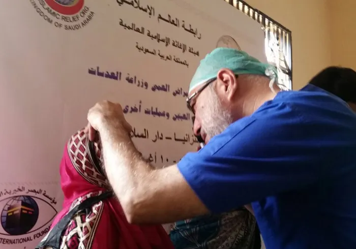 رابطة العالم الإسلامي⁩ تنفذ برنامجاً لمكافحة العمى في تنزانيا استفاد منه 4 آلاف مصاب.. و٥٠٠ عملية لإزالة المياه البيضاء أجراها فريقها الطبي