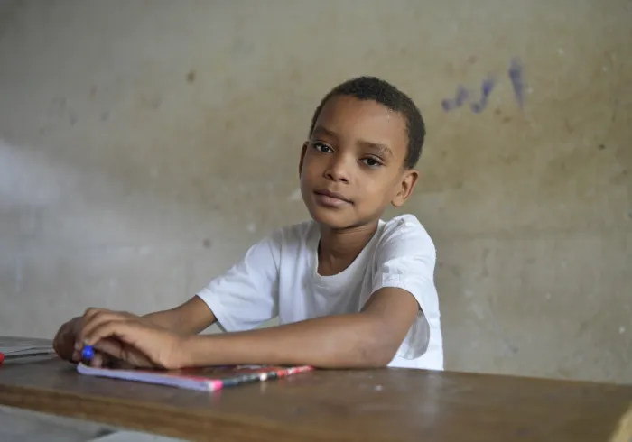 L’ éducation est indispensable pour promouvoir la tolérance, renforcer le dialogue et créer un avenir apaisé. La LIM a mis en place des programmes éducatifs dans le monde pour aider la jeunesse à développer leurs compétences en leadership.