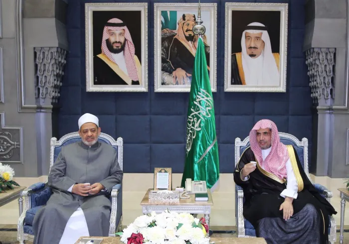 شيخ الأزهر يشيد بالجهود التي يبذلها د.العيسى للنهوض برابطة العالم الإسلامي