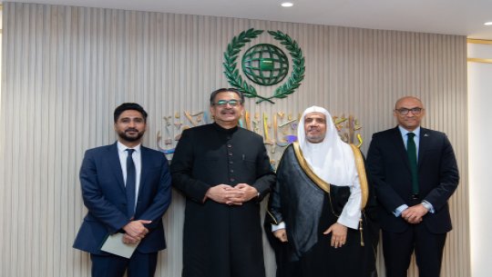 Yang Mulia Sekretaris Jenderal LMD, Ketua Asosiasi Ulama Muslim, Syekh Dr.Mohammed Al-issa ,bertemu dengan Yang Mulia Menteri Agama Republik Islam Pakistan, Tn. Aneeq Ahmed, di kantornya.