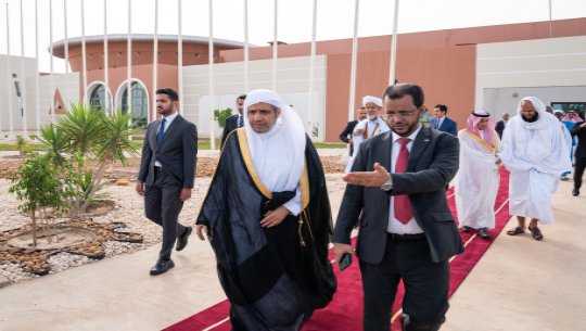 معالي الأمين العام، رئيس هيئة علماء المسلمين، فضيلة الشيخ د. ⁧‫محمد العيسى‬⁩ ‬⁩ يصل إلى جمهورية موريتانيا الإسلامية، على رأس وفد من رابطة العالم الإسلامي