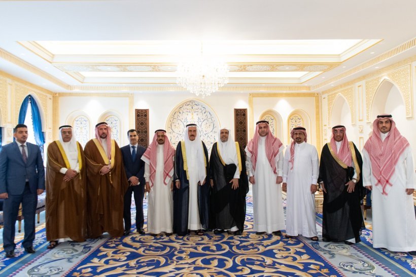 Yang Mulia Sekretaris Jenderal LMD, Ketua Asosiasi Ulama Muslim Syekh Dr.Mohammad Alissa , bertemu dengan Ketua Diwan Wakaf Sunni di Irak, prof. Dr. Mishaan Al-Khazraji, dan delegasi pendampingnya, di kantor pusat LMD di Makkah.