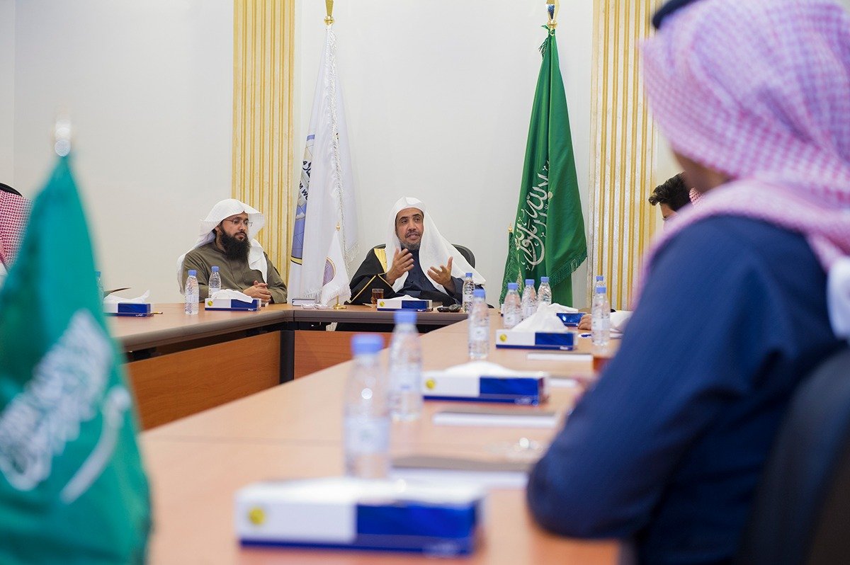 أمين رابطة العالم الإسلامي يلتقي عددا من طلبة الحقوق والعلوم السياسية