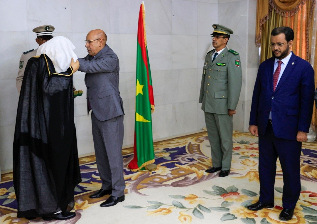 الرئيس الموريتاني مقلدا معالي الشيخ الدكتور محمد العيسى وسام الاستحقاق الوطني في القصر الرئاسي في نواكشوط