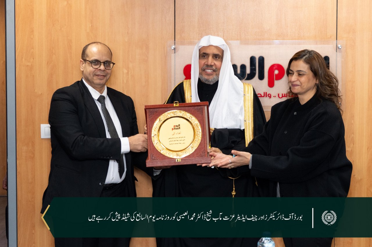 روزنامہ ”الیوم السابع“  کے مرکزی دفتر قاہرہ میں سیکرٹری  جنرل شیخ ڈاکٹر محمد العیسی کا خیرمقدم، اس موقع پر بورڈ آف ڈائریکٹرز جناب اکرم القصاص اور چیف ایڈیٹر محترمہ عُلا الشافعی اور دیگر رہنماؤں نے آپ کا استقبال کیا ۔