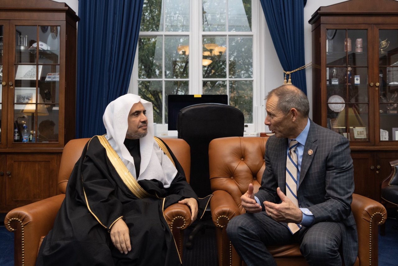 امریکی کانگریس میں، عزت مآب شیخ ڈاکٹر محمد العیسی نے ڈپٹی، جان کرٹس سے ملاقات کی
