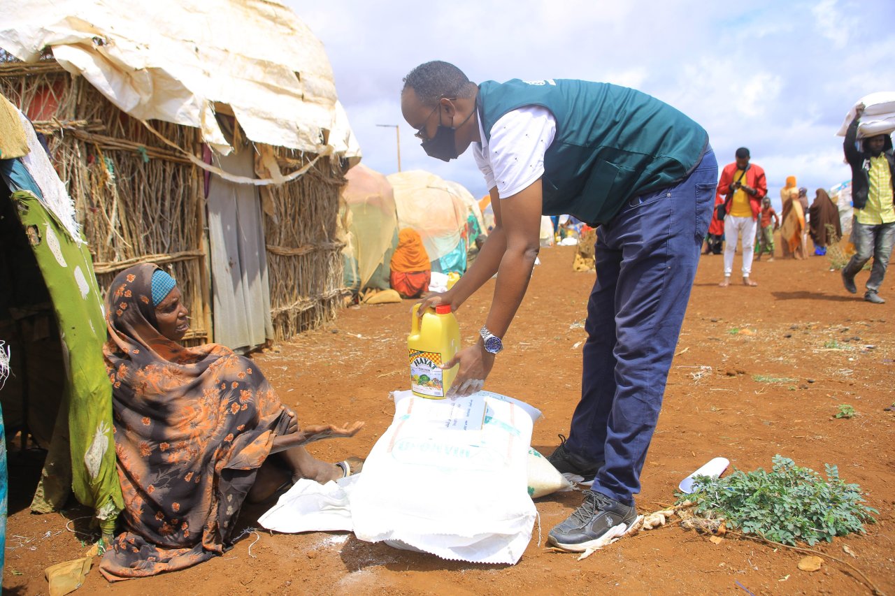 Pour faire face à la sécheresse en Somalie : une distribution de nourriture et de réservoirs d’eau est assurée pour la consommation et l’irrigation dans le cadre du plan exécutif de la LIM contre la famine dans les zones les plus touchées par la sécheresse.