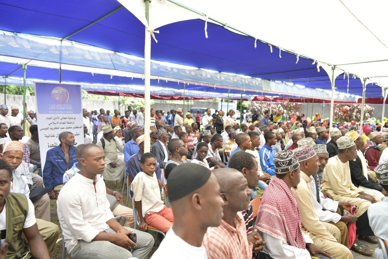 معالي أمين عام ⁧رابطة العالم الإسلامي⁩ الشيخ د. ⁧محمد العيسى⁩، يزور جزيرة هنزوان إحدى ⁧جزر القمر⁩، ويلتقي بعلمائها و يقف على أبرز المشاريع الإغاثية والتنموية فيها.