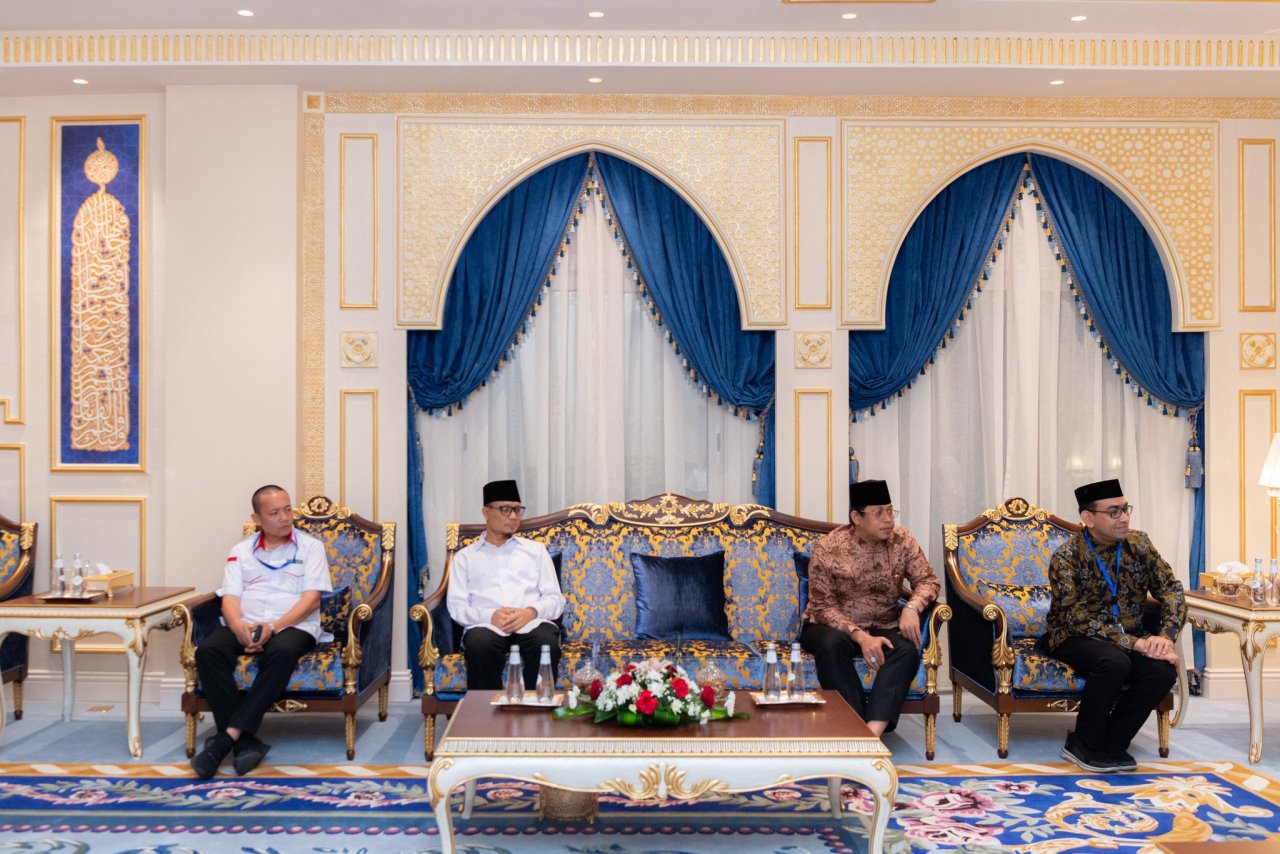 ڈاکٹر محمد العيسى نے مکہ مکرمہ میں رابطہ کے مرکزی دفتر میں وزیر مذہبی امور،انڈونیشیا جناب ياقوت خليل قوماس اور شیخ یحيی خلیل،صدر جمعیت نہضۃ العلماء جس کے 120ملین ارکین ہیں،کا استقبال کیا