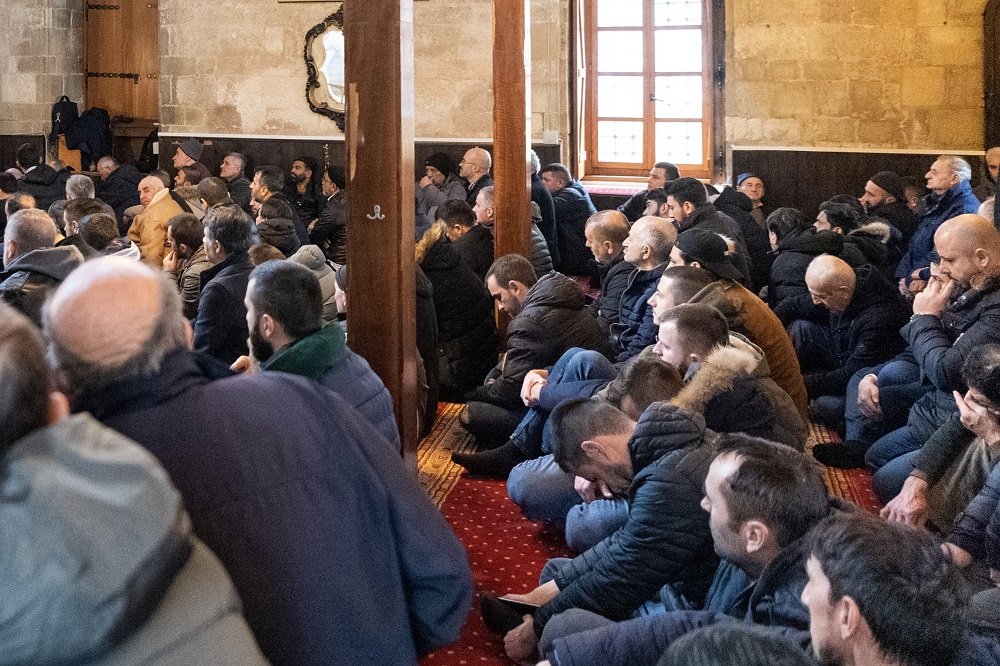Mohammad Alissa faisant le sermon du Vendredi à Belgrade en Serbie où les fidèles ont fait part de leur joie quant à son sujet qui contenait des directives pour l’ensemble des minorités islamiques.