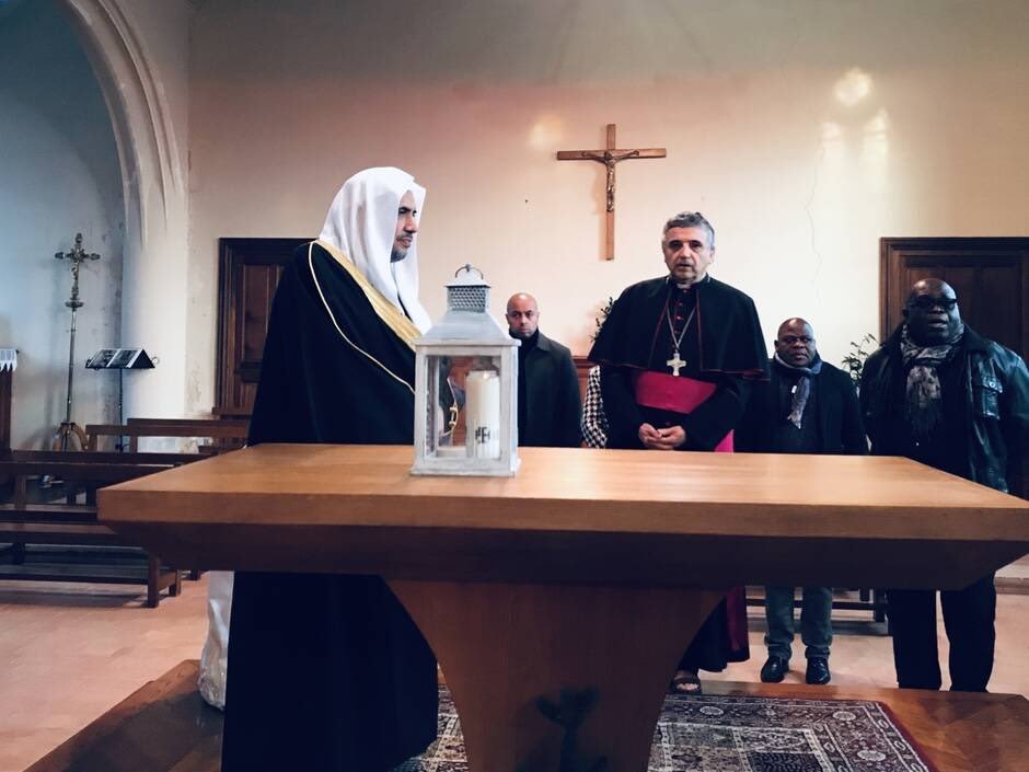 En France, l'année dernière, Mohammad Alissa a rendu hommage au père Jacques Hamel, et a déposé une gerbe de fleurs à l'église de Saint Étienne Du Rouvray. &quot;La religion ne doit en aucun cas être utilisée à des fins politiques.&quot;