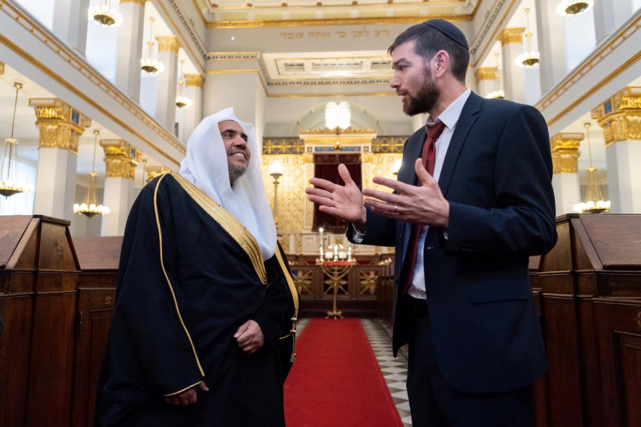 Il découle des discussions interconfessionnelles de la LIM  la création de partenariats avec de réels avantages pour l'humanité. La coopération interreligieuse est nécessaire pour lutter contre les maux de l'extrémisme.