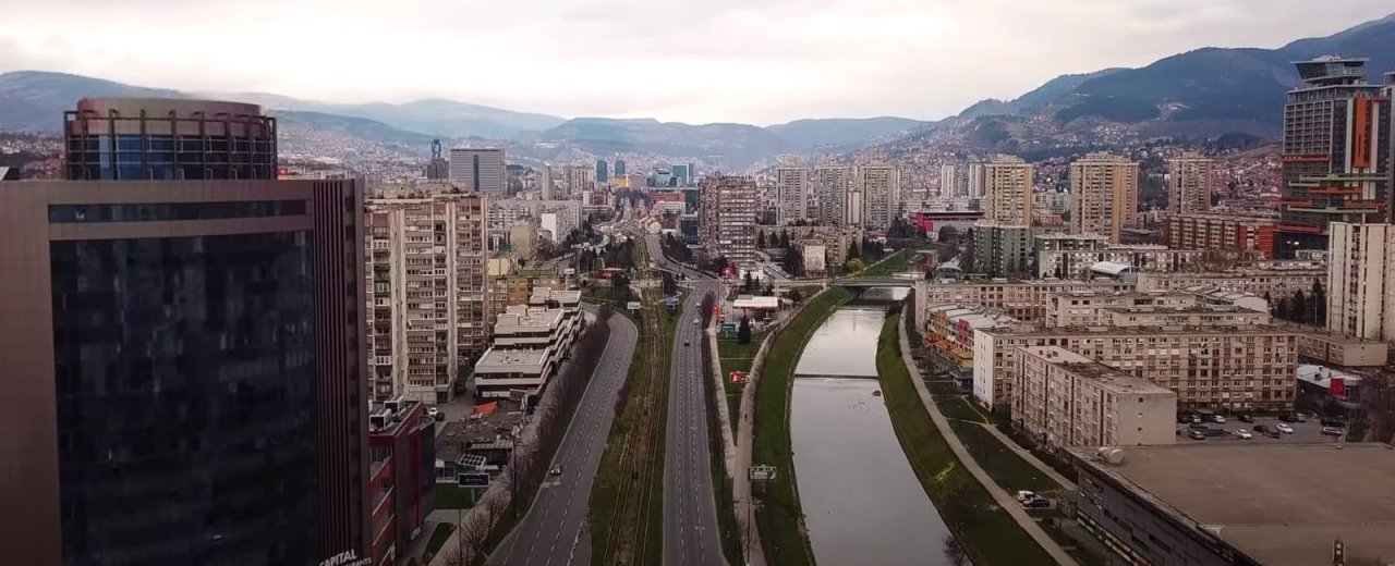 ضمن دعم 15 دولة: ‏⁧‫رابطة العالم الإسلامي‬⁩ تقدم دعمها المادي والإغاثي لـ ⁧‫البوسنة والهرسك‬⁩ في مواجهة ⁧‫كورونا‬⁩.