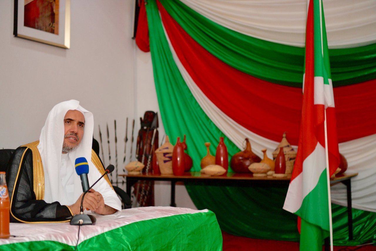 ‏معالي الأمين العام الشيخ د.محمد العيسى⁩ يلتقي ضمن جولته الأفريقية معالي رئيس ⁧البرلمان⁩ في جمهورية ⁧بوروندي⁩، حيث ثمّن معاليه مبادرات وفعاليات ⁧الرابطة⁩ الدولية لدعم الوئام و ⁧السلام⁩ في دول التعدد الديني والإثني، كما تبادلا الهدايا التذكارية.