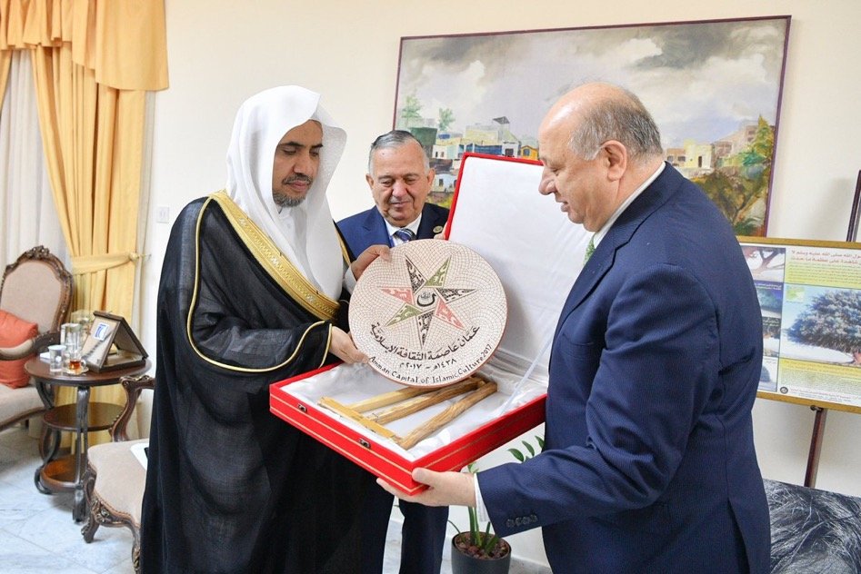 Le Ministre de la culture jordanien  recevant le Secrétaire Général de la Ligue Islamique Mondiale dans son bureau à Amman où ils ont traité de divers sujets d’intérêt commun.
