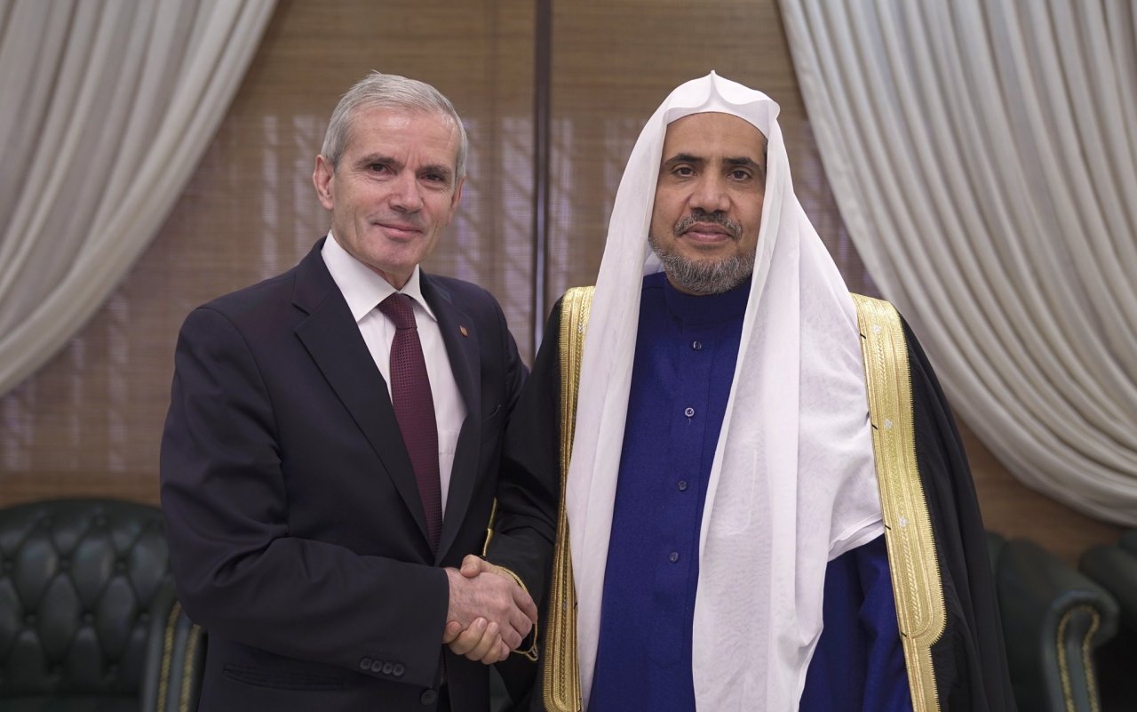 ‏التقى معالي الشيخ د.⁧‫محمدالعيسى‬⁩ سعادة سفير ألبانيا‬⁩ لدى المملكة، ونوّه السفير بجهود معاليه في معالجة الإسلاموفوبيا بالأسلوب العميق والحكيم