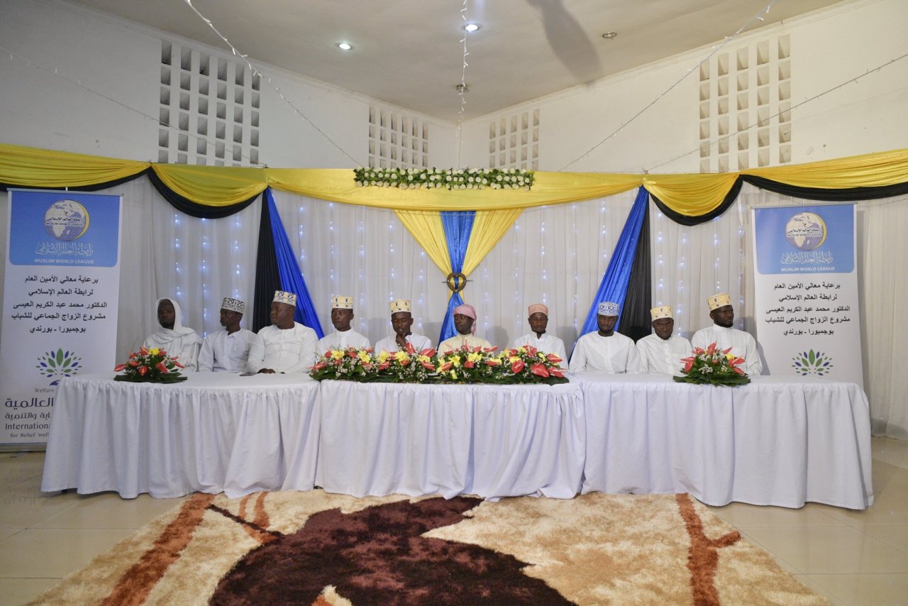 معالي أمين عام ⁧رابطة العالم الإسلامي⁩ الشيخ د. ⁧محمد العيسى⁩ يرعى زواجاً جماعياً تكفلت به الرابطة في جمهورية ⁧بوروندي⁩ الأفريقية.