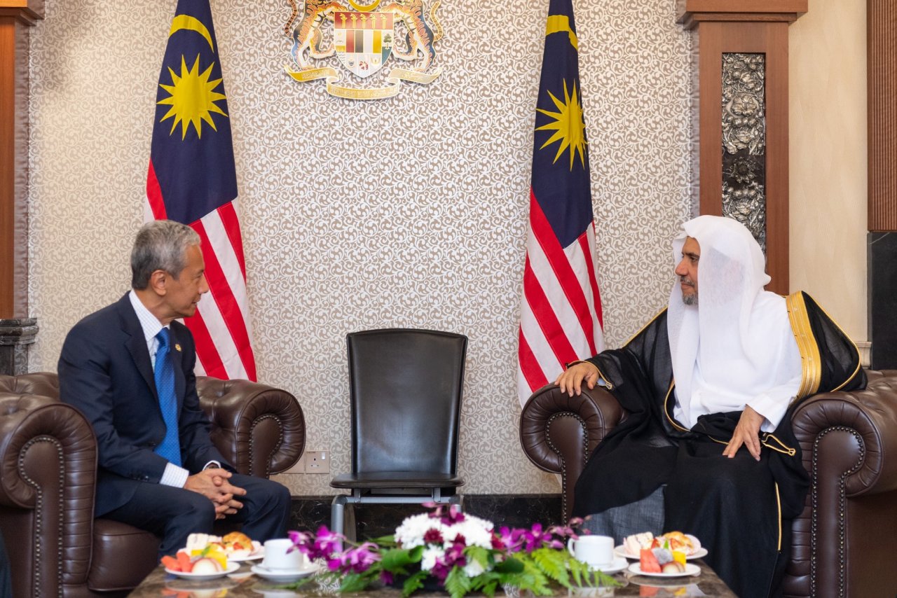 ملائیشیا پارلیمنٹ کے اسپیکر ازہر عزیزان نے پارلیمنٹ ہاؤس کوالالمپور میں ڈاکٹر محمد العیسی کا استقبال کیا