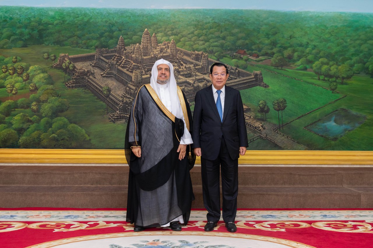 کمبوڈیا کے وزیر اعظم جناب ہن سین نے ڈاکٹر محمد العيسى کا استقبال کیا۔