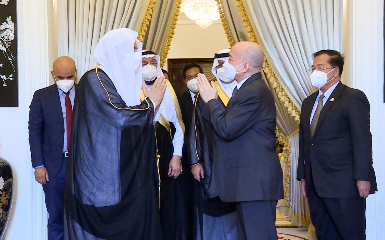 کمبوڈیا کے بادشاہ جناب نورودوم سیہامونی، شیخ ڈاکٹر محمد العیسی کااستقبال کررہے ہیں