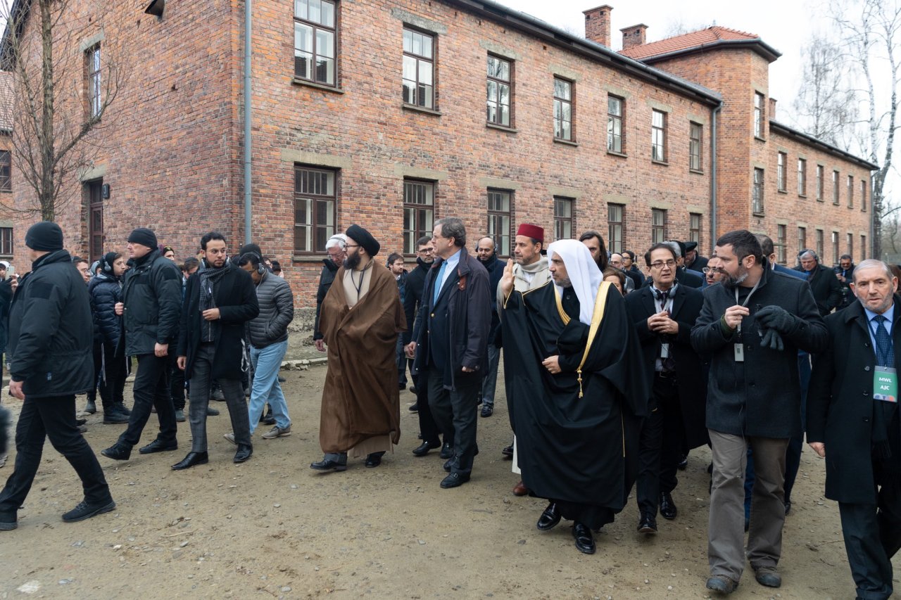معالي الشيخ د. ⁧‫محمد العيسى‬⁩ يرأس وفداً من كبار العلماء المسلمين إلى معسكر الإبادة الجماعية في ⁧‫أوشفيتز‬⁩ ببولندا