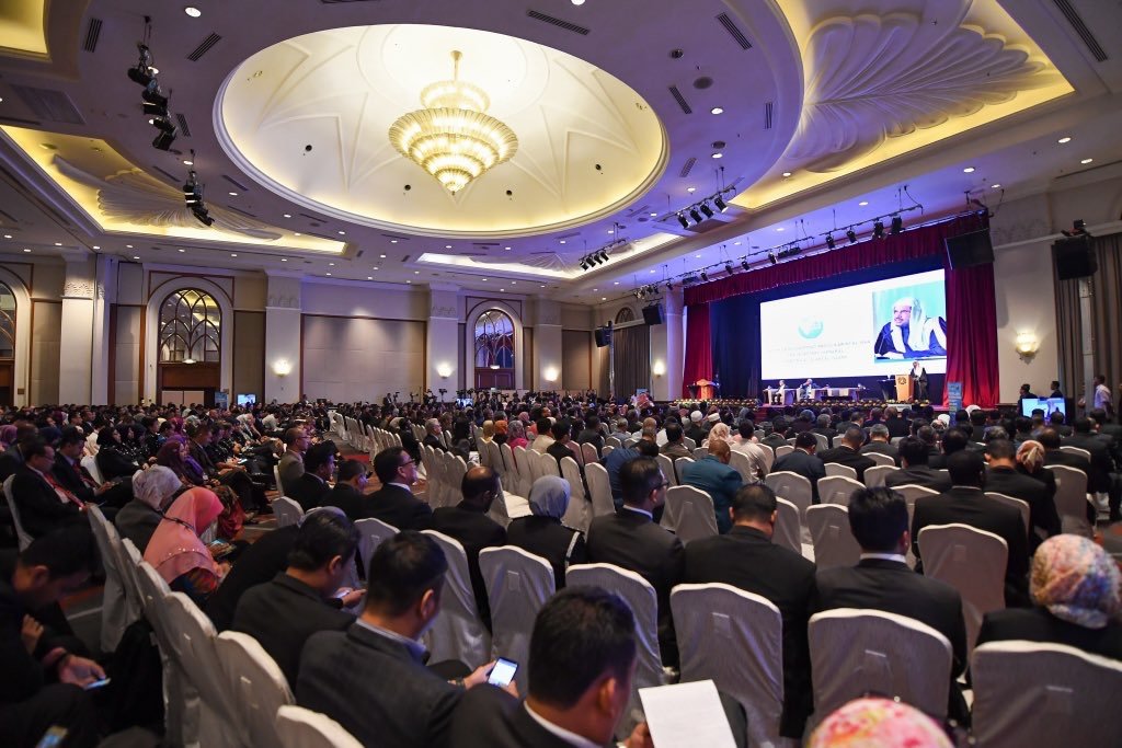 Accompanied by both their Excellencies Malaysian PM &amp; DPTY PM, HE Dr. Muhammad Alissa, MWL SG sits at the inauguration platform of Intl. Conf. on &quot;Moderation &amp; Wisdom in facing Terrorism&quot; organized by Malaysian Government
