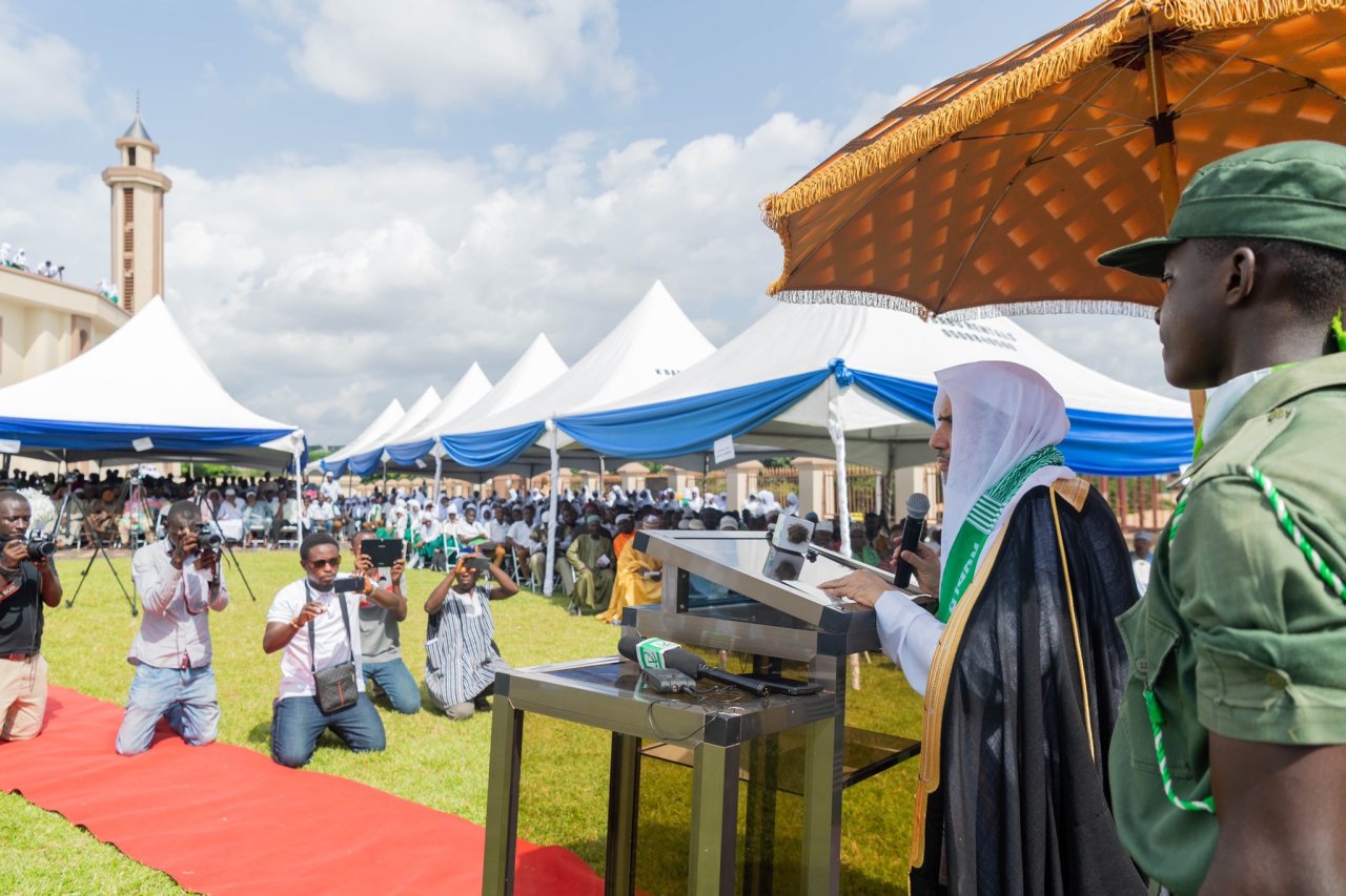 بمشاركة قيادات دينية متنوعة معالي الأمين العام د.محمد العيسى⁩ يدشن حملة لتوزيع المساعدات الغذائية لمئات الآلاف من المحتاجين في مقاطعة كوماسي بجمهورية ⁧غانا⁩، مقدمة من ⁧رابطة العالم الإسلامي⁩.