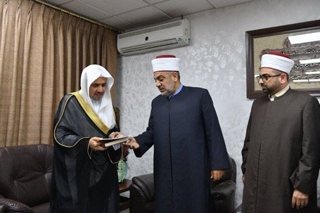 Le Grand Mufti du Royaume hachémite de Jordanie, recevant le Secrétaire Général de la Ligue, dans son bureau à Amman ; la rencontre a porté sur des sujets d’intérêt commun.