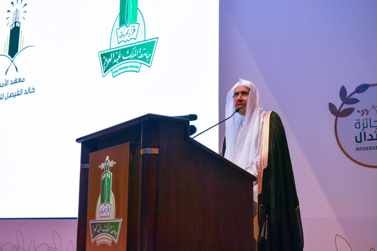 مستشار ⁧خادم الحرمين الشريفين⁩ أمير منطقة ⁧مكة المكرمة⁩ صاحب السمو الملكي ⁧الأمير خالد الفيصل⁩  يسلم جائزة الاعتدال⁩ لمعالي الشيخ د. ⁧محمد العيسى⁩ تقديراً لجهوده العالمية في نشر الاعتدال بحضور أصحاب السمو والفضيلة والمعالي والسعادة في سياق كبار الشخصيات العلمية والفكرية والدبلوماسية