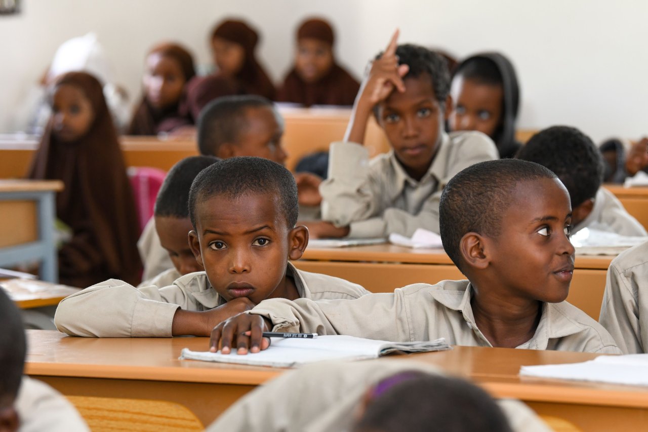 ‏تركِّز رابطة العالم الإسلامي‬⁩ “بالتنسيق المباشر مع الحكومات” على تحسين أحوال الأطفال في المجتمعات المحتاجة، ببرامج تعليمية وصحية ورعوية