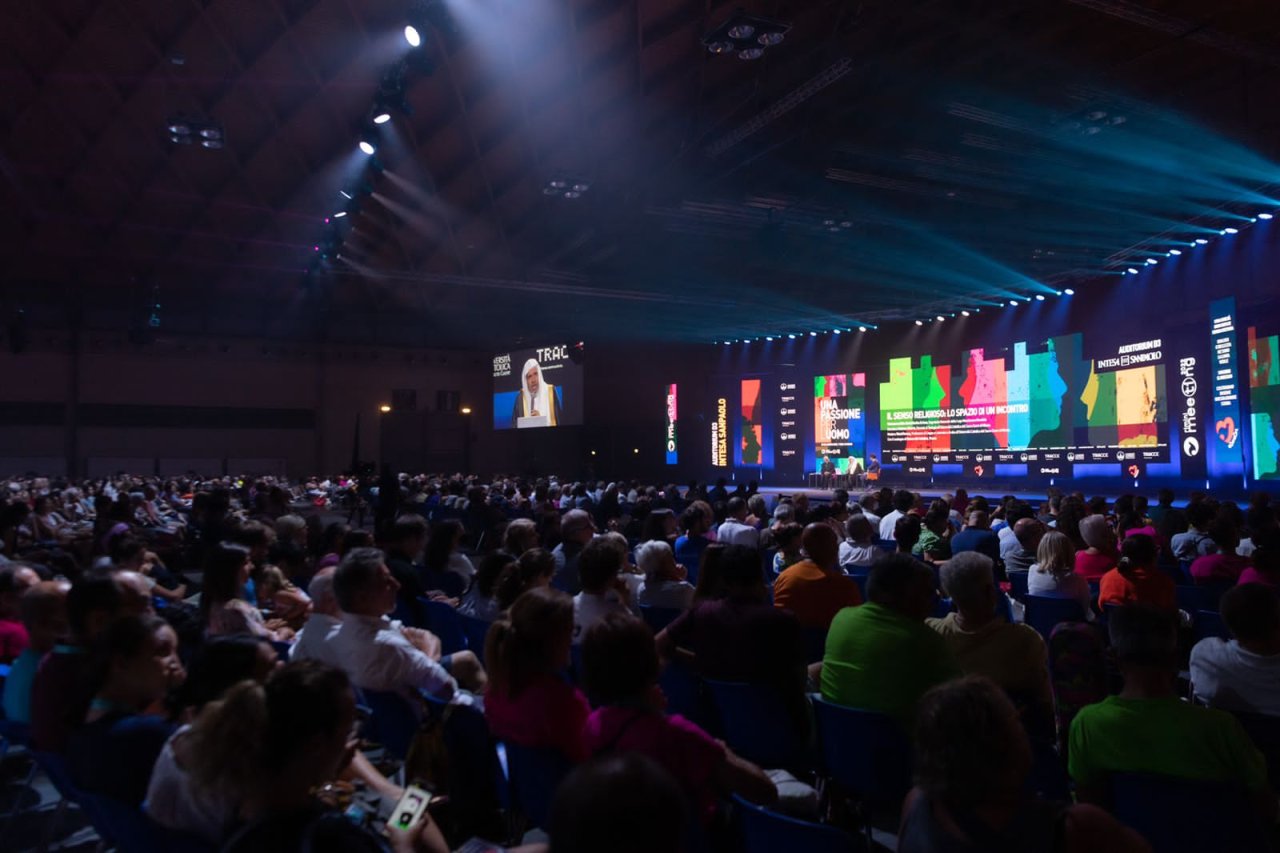 یورپی نوجوانوں کے سب سے بڑے پلیٹ فارم  سے  جس میں تقریباً 10 لاکھ زائرین  شرکت کرتے ہیں۔ڈاکٹر العیسی  نے کہاکہ  ریاستی قوانین اور ان کی معاشرتی اقدار  آزادی کے حدود ہیں  جہاں وہ آکر رک جاتی ہے۔