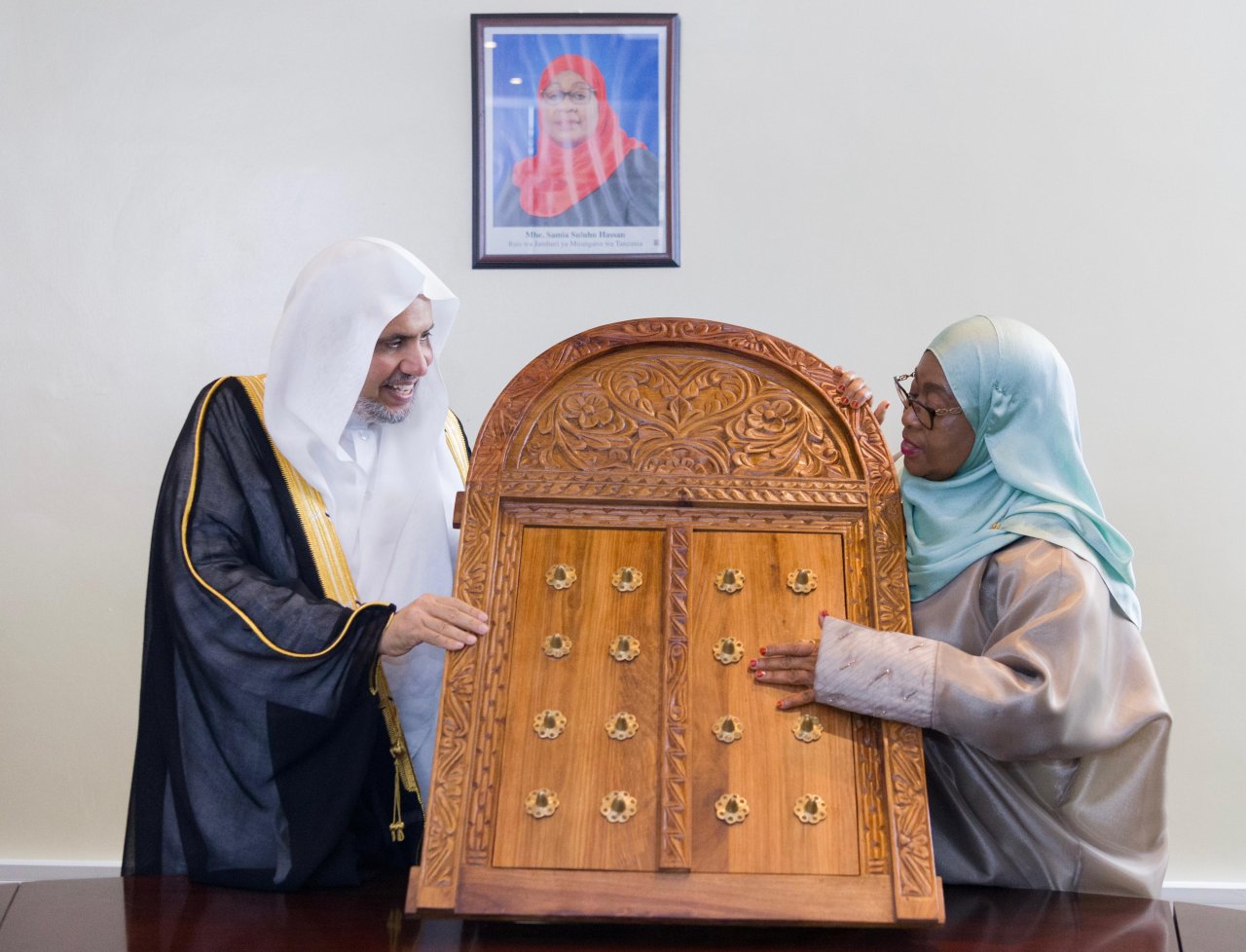 استقبلتْ فخامة رئيسة جمهورية تنزانيا الاتحادية، د.سامية صولوحو، في القصر الرئاسيّ بدار السلام، معالي الأمين العام، رئيس هيئة علماء المسلمين، فضيلة الشيخ د.⁧‫محمد العيسى