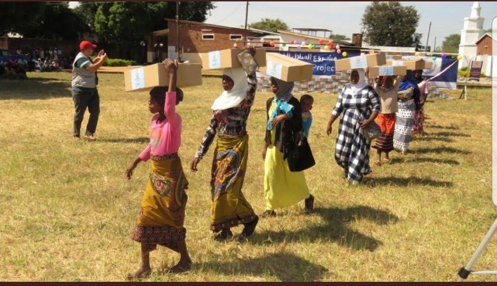 La LIM a mis en oeuvre un plan d'urgence pour lutter contre le COVID19    Tout au long de la crise sanitaire qui a frappé le monde entier, la Ligue islamique mondiale s’est engagée aux côtés de nombreux Etats pour enrayer la pandémie et protéger les plus démunis.   En réponse à la demande des chefs d'Etats et en coopération avec les gouvernements nationaux, la LIM s'est mobilisée auprès de 26 pays des continents africain, asiatique et européen :  - Afrique: Afrique du Sud, Bénin, Djibouti, Egypte, Kenya, Ma