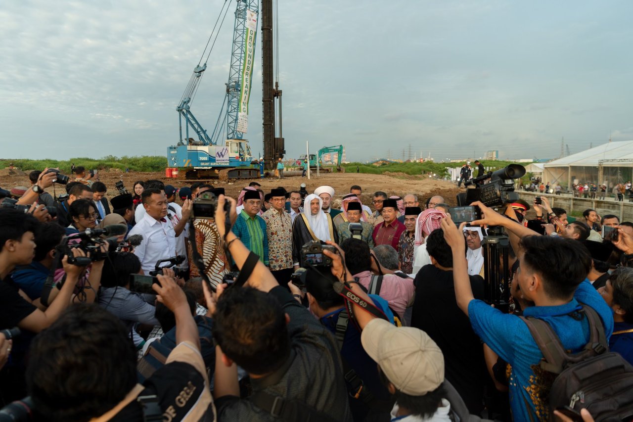 En présence d’invités du monde entier le Secrétaire général et le Vice-Président indonésien posent la première pierre de la succursale du musée sur la vie du Prophète et la civilisation islamique à Jakarta, dont le siège principal est à Médine. Le musée sur la vie du Prophète et la civilisation islamique s’étend sur 60 milles mêtres carrés avec des jardins de 140 milles mêtres carrés, dans la région touristique la plus importante de Jakarta; 18 millions de visiteurs par an sont attendus.