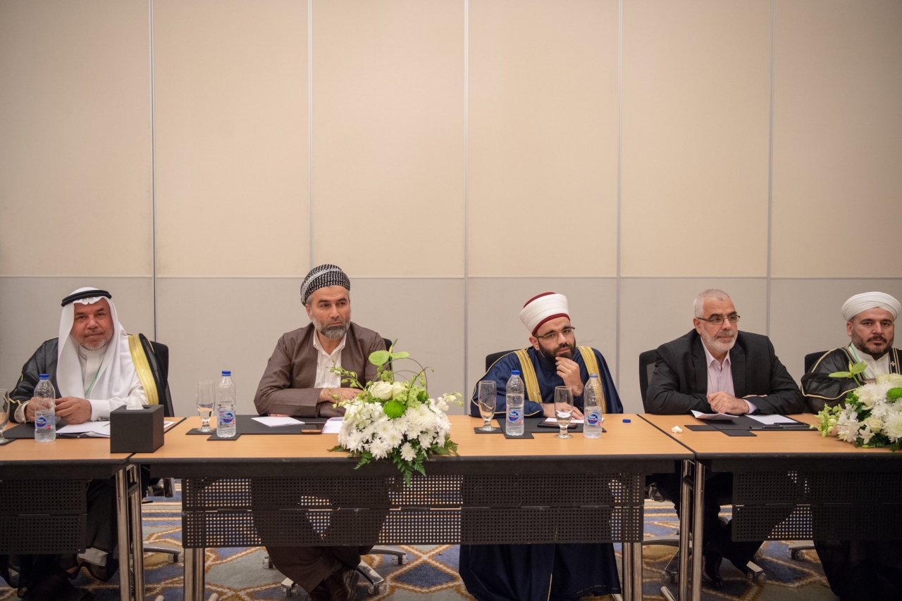 ‏معالي الشيخ د. ⁧محمد العيسى⁩ يلتقي وفد كبار العلماء العراقيين ورئيس وأعضاء المجمع الفقهي العراقي برئاسة سماحة الشيخ العلامة ⁧أحمد حسن الطه⁩، وقد ثمّنوا مؤتمر ⁧الرابطة⁩ حول الوحدة الإسلامية وتعزيز القيم المشتركة للدولة الوطنية بمشاركة ٢٨ مكوناً إسلامياً من مختلف ⁧المذاهب⁩ و ⁧الطوائف⁩.