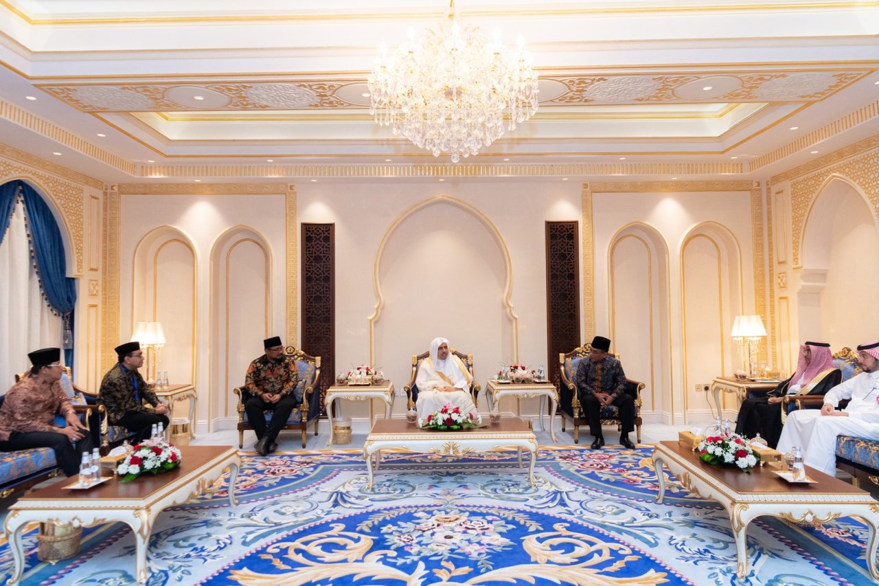 ڈاکٹر محمد العيسى نے مکہ مکرمہ میں رابطہ کے مرکزی دفتر میں وزیر مذہبی امور،انڈونیشیا جناب ياقوت خليل قوماس اور شیخ یحيی خلیل،صدر جمعیت نہضۃ العلماء جس کے 120ملین ارکین ہیں،کا استقبال کیا