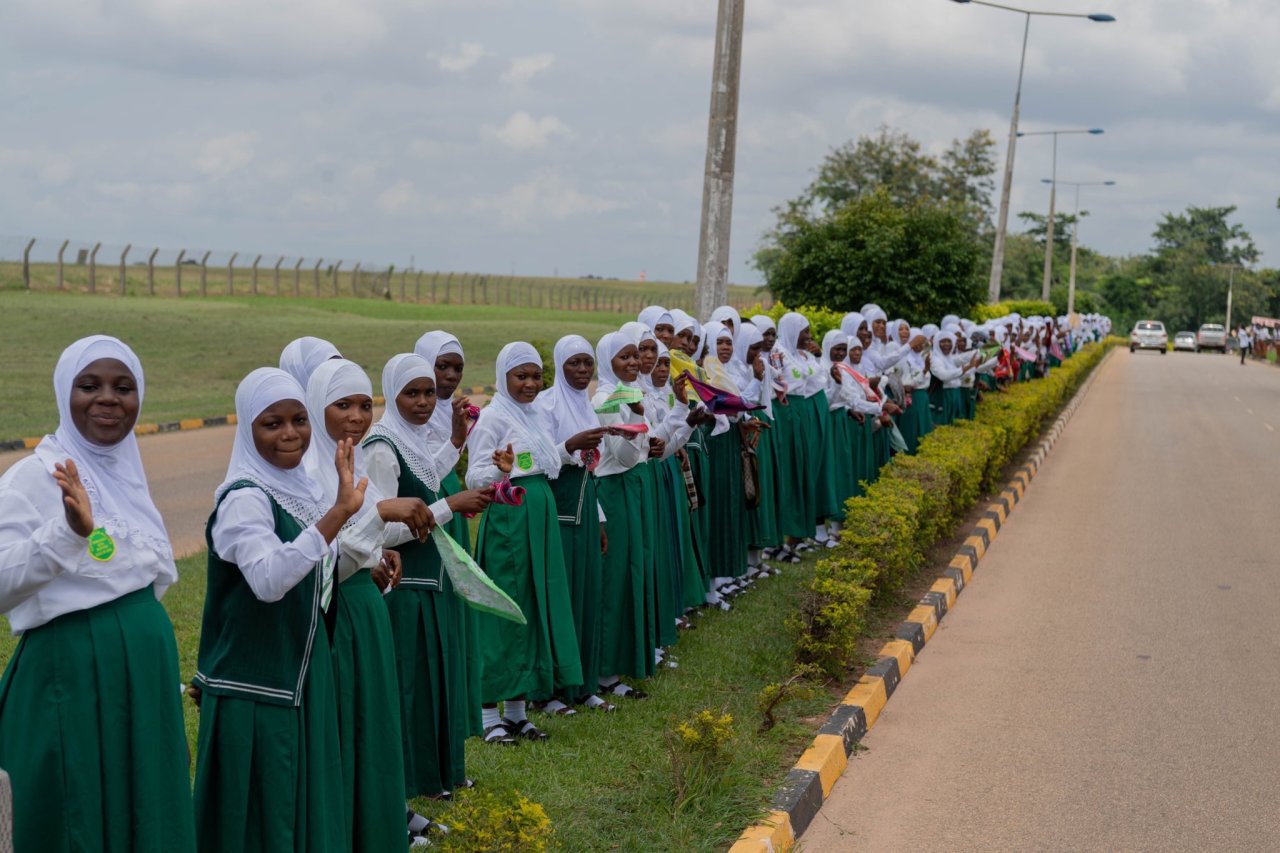 شیخ ڈاکٹر محمد العیسی کی سربراہی میں رابطہ عالم اسلامی کے وفد کا عظیم استقبال۔ وفد نے جمہوریہ گھانا کے صوبہ کوماسی میں تعلیمی اداروں کا دورہ کیا اور ہزاروں طلبہ وطالبات سے ملاقات کی۔