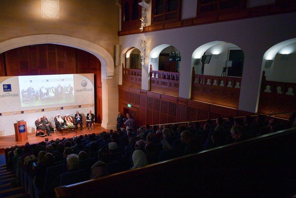 Le Secrétaire Général de la Ligue, en présence d’un grand nombre de représentants religieux, durant la cérémonie d’ouverture du congrès «La paix dans les religions», au Royaume Uni à l’Institut des études islamiques de l’Université d’Oxford.