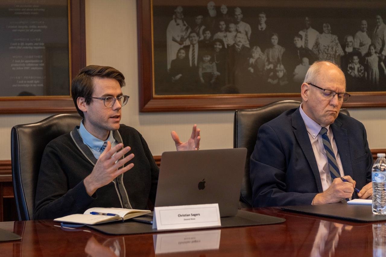 Le comité de la rédaction du journal officiel &quot;Desert Utah&quot; a reçu  le D.Mohammad Alissa pour un dialogue général au cours duquel le Conseil a exprimé sa satisfaction quant à la teneur et la qualité de la rencontre.