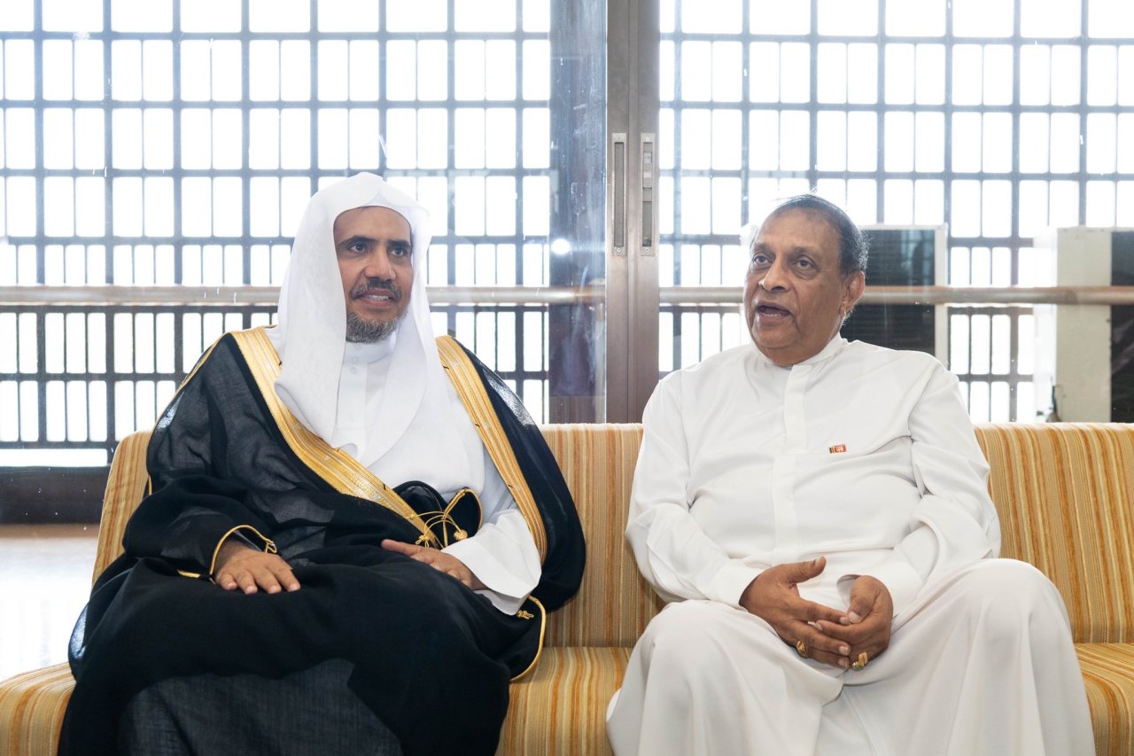 Le Président du Parlement sri lankais célèbre la venue du Secrétaire général de la Ligue Islamique Mondiale au Parlement où il a loué sa visite en cette période qui aide à l’harmonie nationale suite aux attentats qui ont touché le pays.