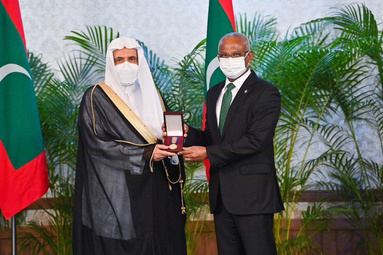قلّدَ فخامة رئيس جمهورية المالديف، السيد إبراهيم صالح، معالي الشيخ د.محمد العيسى‬⁩ وسامَ الشرف بالجمهورية